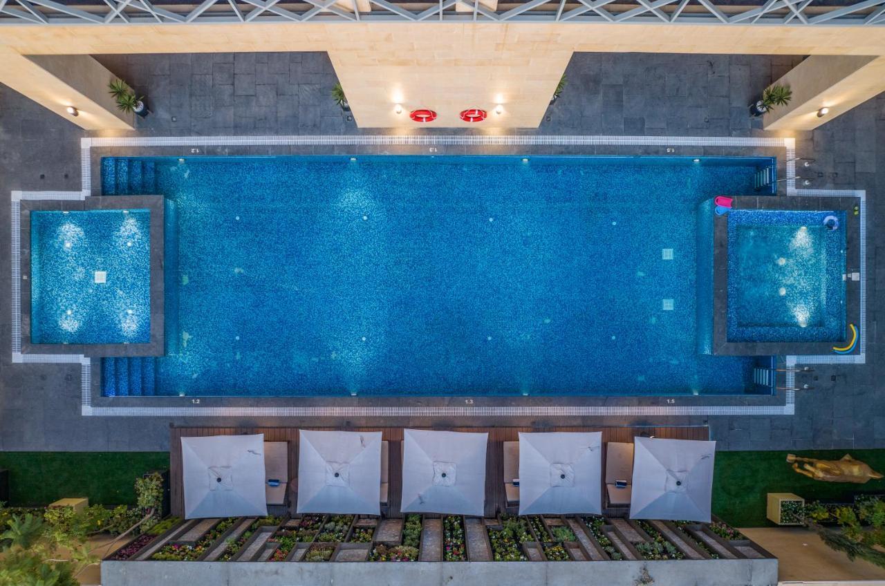 Citadines Abha Aparthotel Екстериор снимка The swimming pool at the hotel