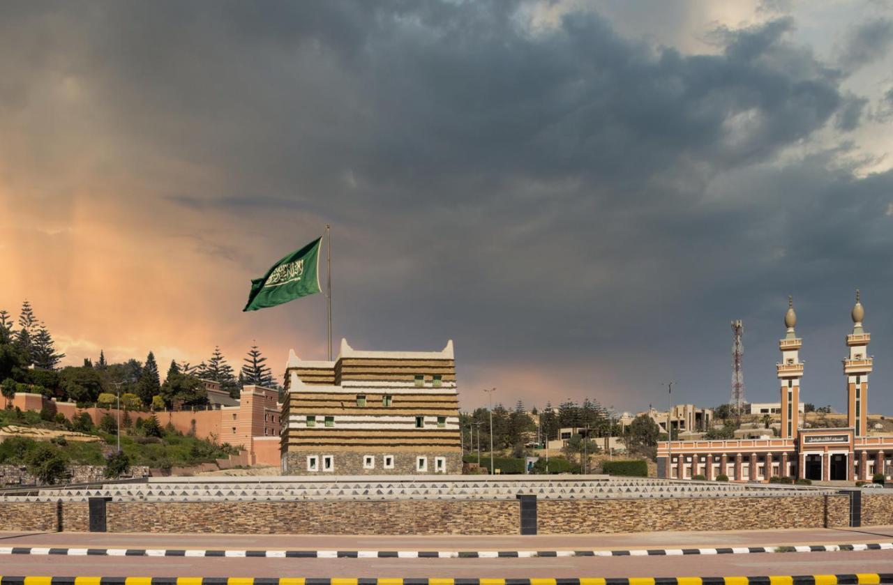 Citadines Abha Aparthotel Екстериор снимка The Saudi Arabian flag flying in the city of Riyadh